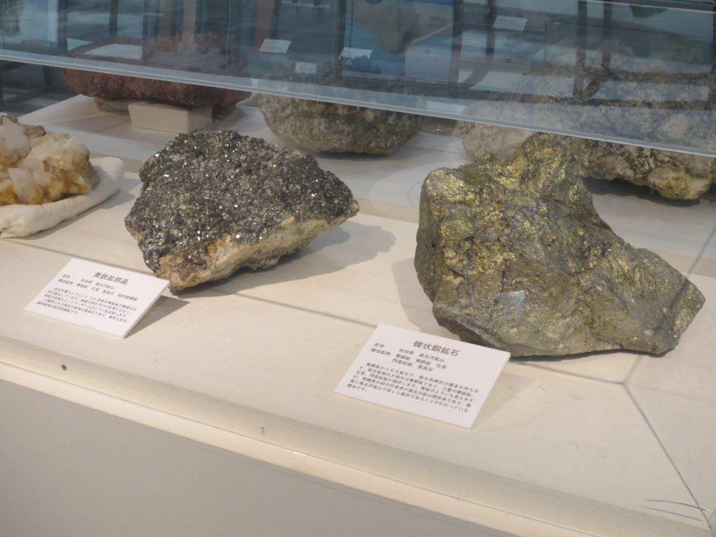 写真：展示風景　自然展示室可変展示　鉱石標本